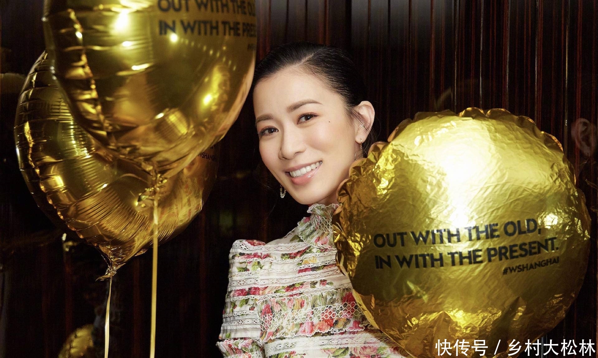 国内外明星2019庆新年:贝克汉姆拍全家福,她吹