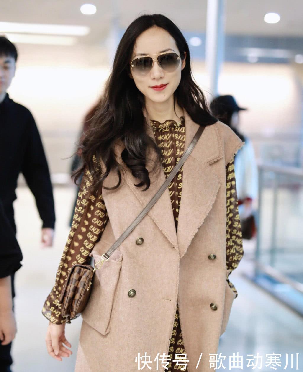 韩雪字母纱裙配无袖衣,一双连袜靴还把鞋头剪