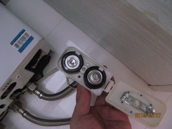 家用煤气热水器电池怎么取出来_360问答