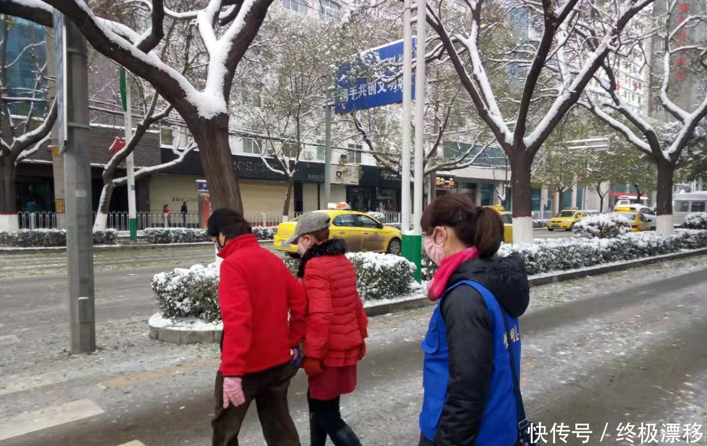 文明交通劝导 我们在行动--崆峒区为老服务志愿