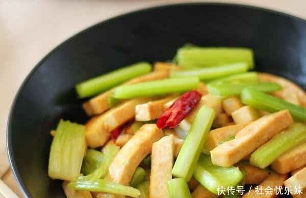 芹菜炒香干要不要放酱油 t01883e65f044c3bfa4.jpg