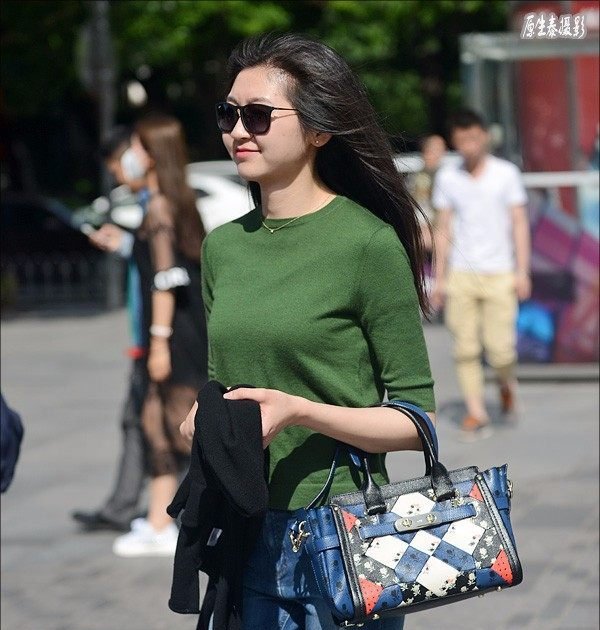 街拍夏天凹凸男士有致的性感美女,看的美女们洗碗身材图片