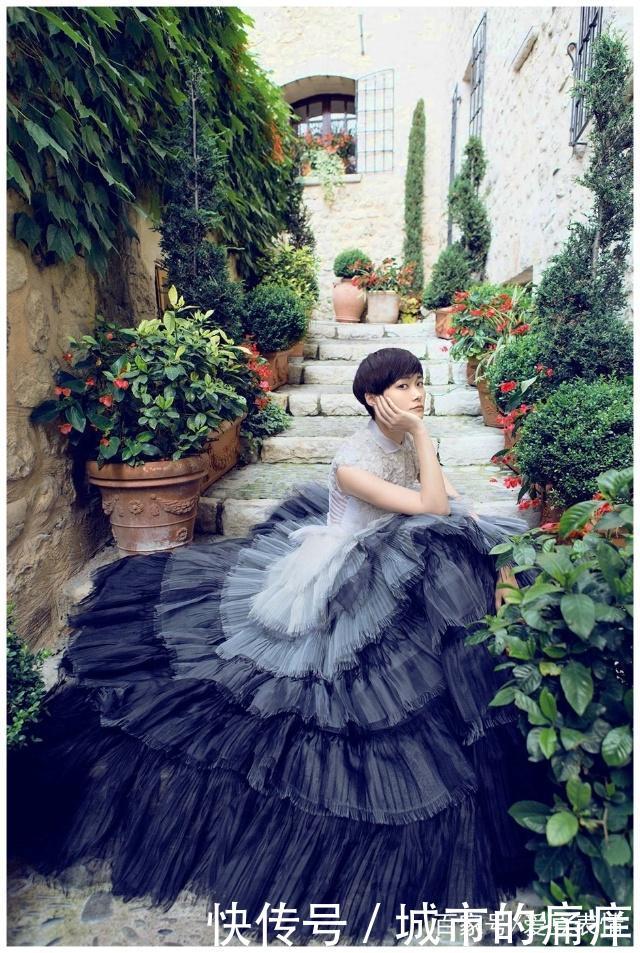 见过李宇春穿泳装吗?13年前的这张照片让我笑