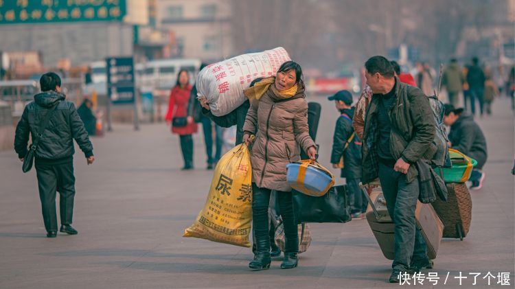 中国老百姓迎来新一轮的回家过年春运大潮!看看各个车站的一角!