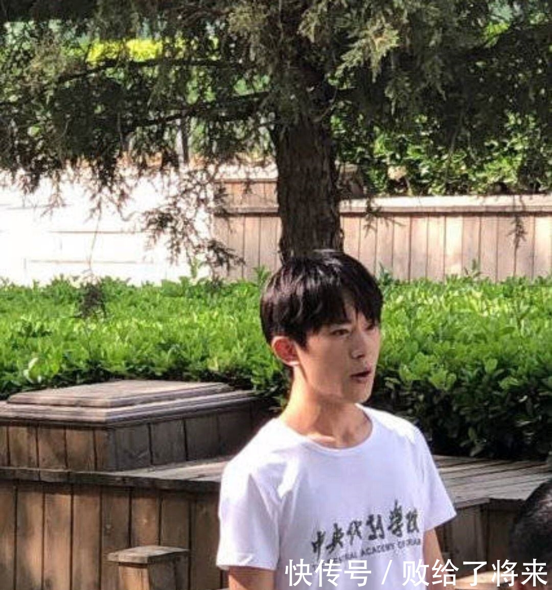 中戏偶遇易烊千玺刘昊然,网友:我的墙头们同框