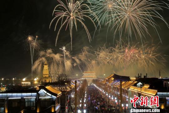 河北古城正定电子烟花秀让民众在爆竹声中找寻\"年味儿\"