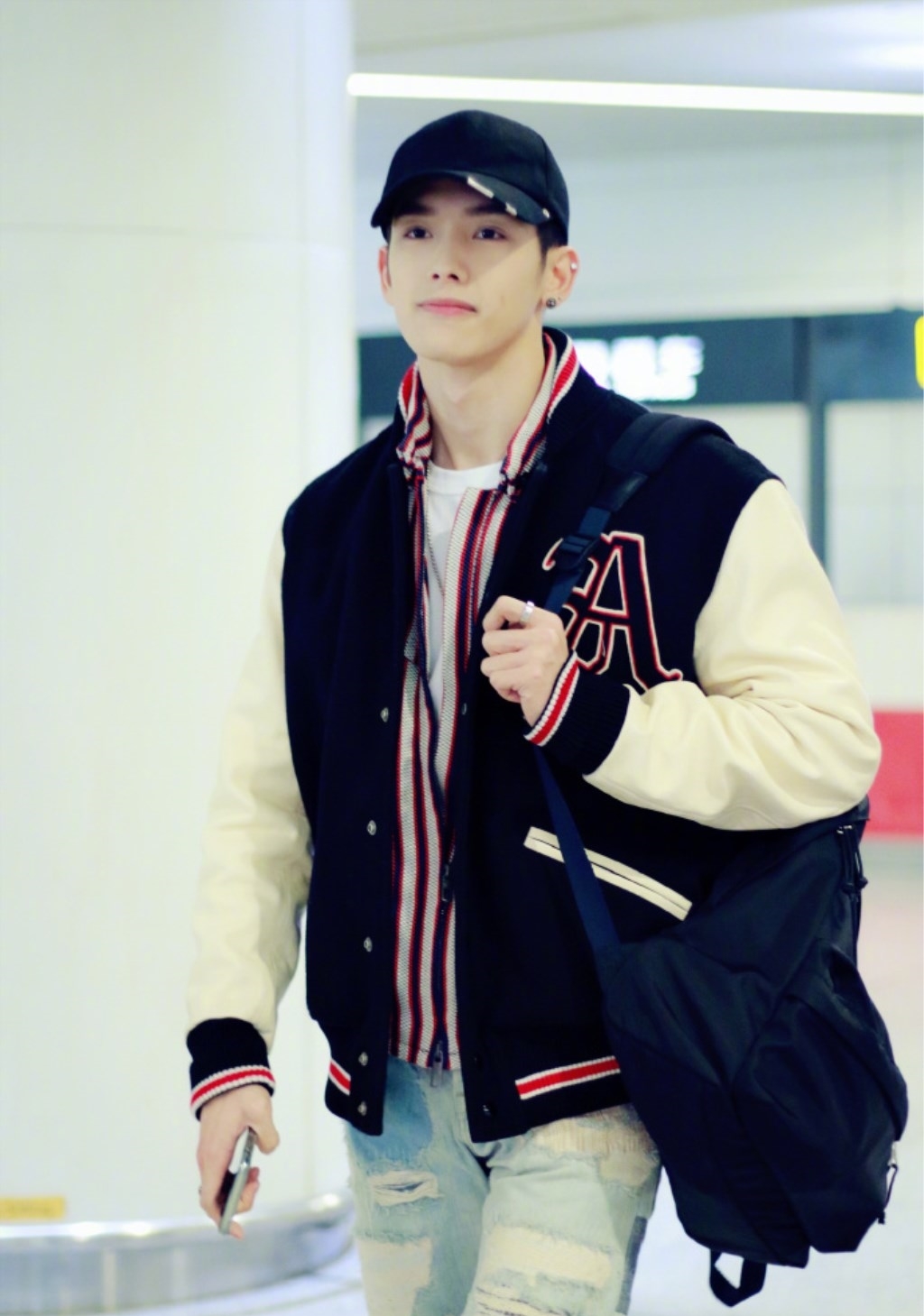 王以纶现身机场,棒球服配破洞牛仔裤,却被太平
