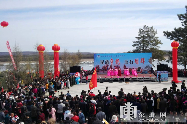 呼玛县第五届开江主题文化周活动启幕 千人品开江鱼大快朵颐