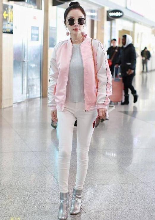 36岁李小璐34岁佟丽娅同穿粉色外套,装嫩真嫩
