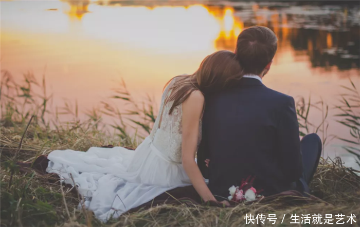 女儿满月婆婆给八百,无意看到老公的微信,我含泪全部退回