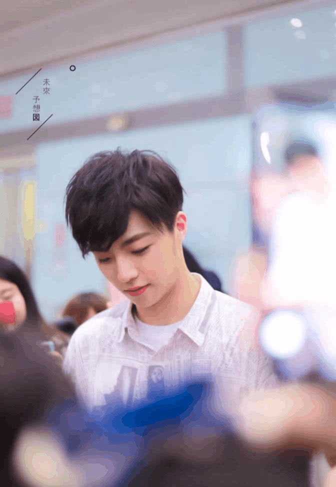 陈立农机场近照曝光,笑容还是那样甜美,衣服穿