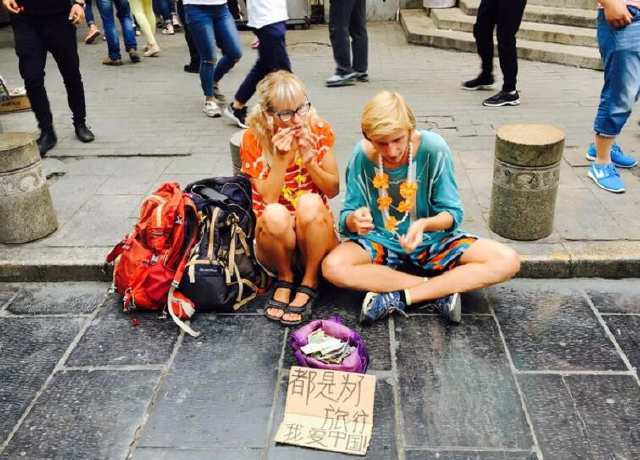 外国人来中国乞讨，真的懂规矩，看到城管就扮成游客