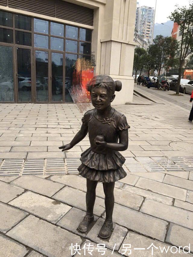 何炅撞脸街头雕像,林俊杰马云撒贝宁刘德华躺