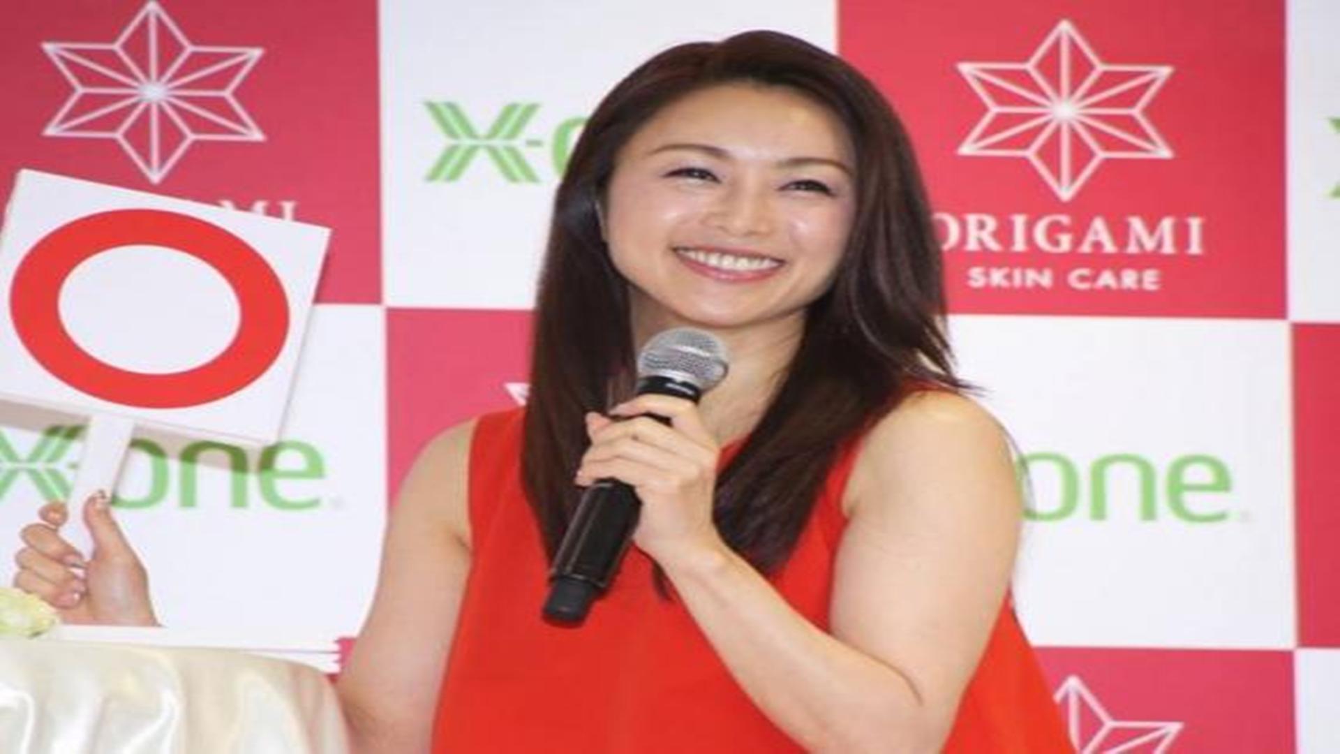 酒井法子复工被追问毒案 顿时语塞一脸尴尬