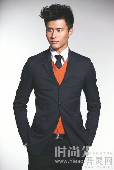 西装里面套一件<em>V领毛衣</em>怎么穿,需要把毛衣包在