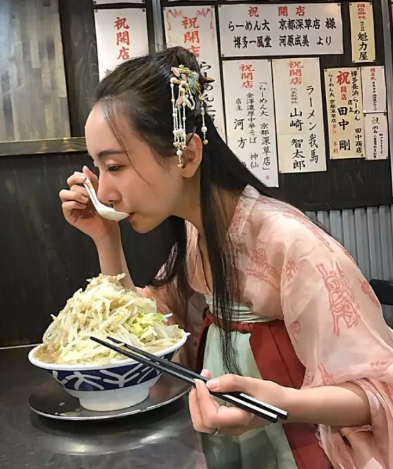 在日本一年四季穿汉服的中国女生,被日本人捧