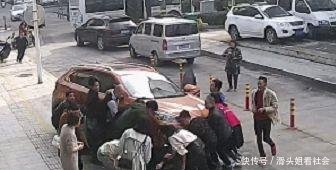 女子蹲地上看手机被卷入车底!之后的20秒视频