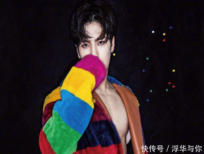 李小璐穿超短裙跳舞,身旁的何老师十分的暖心