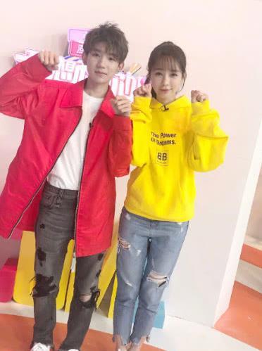 唐艺昕经常找她吃火锅,王源会给她寄零食,她的