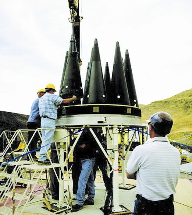 美核技术人员检查洲际导弹使用的w87式分导核弹头