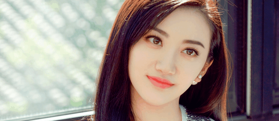 3位当红女星肩带滑落时的反应, 倪妮不在意, 刘