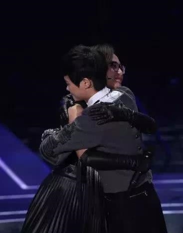 周笔畅、黄雅莉拥抱破不和传闻,05超女同框