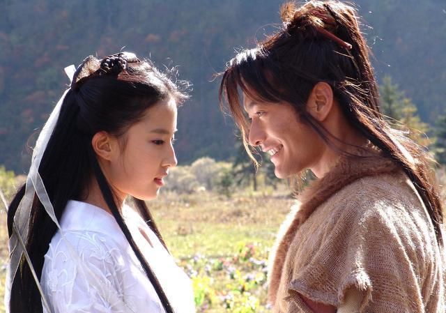 刘亦菲去泰国玩,没用美颜的她暴露力量真实身