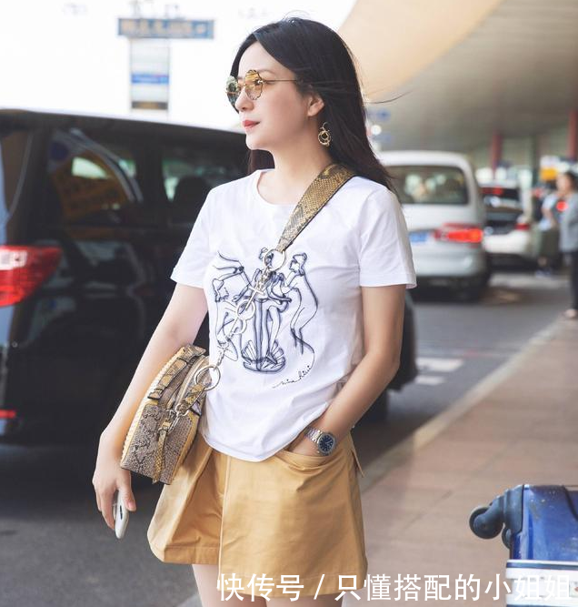 赵薇机场最新街拍,白体恤加超短裤,网友:腿变细