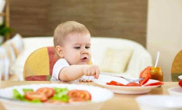 吃饭时宝宝用手推碗、扔勺子,妈妈不能吓唬他