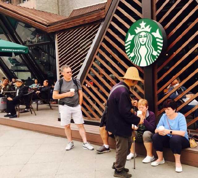 外国人来中国乞讨，真的懂规矩，看到城管就扮成游客