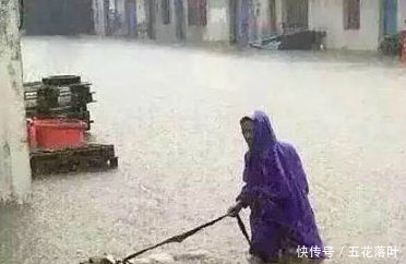 搞笑时光晚上回家的晚,偏僻路上窜出一个人黑影