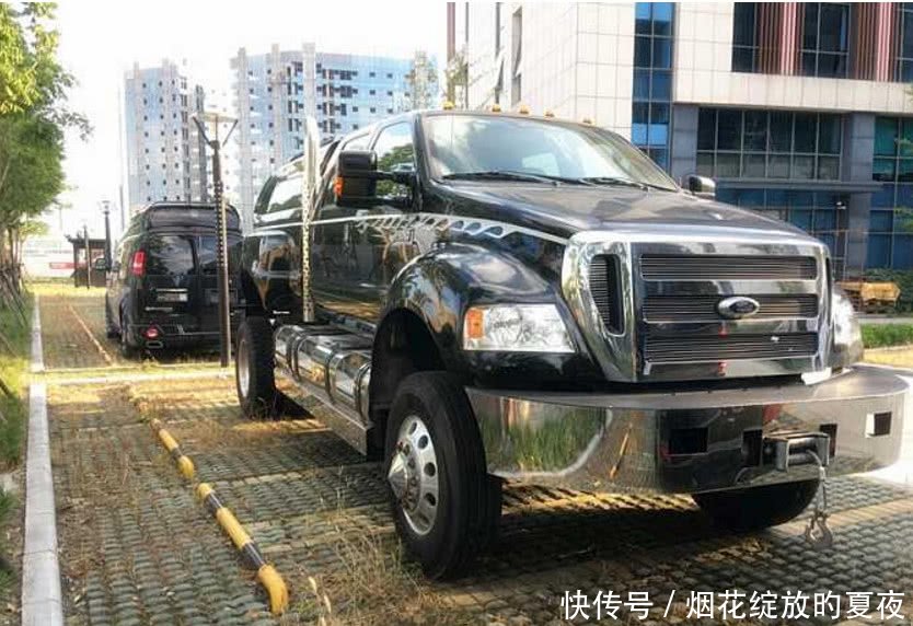 快手行走的人民币五哥,玩快手赔惨,网友:真是血