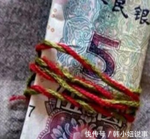 小伙在回家路上捡到一捆钱,打开里面夹的纸条,看完直冒冷汗