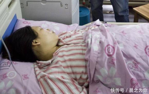 一进门就看到我老婆在打我妈,可看到地上后,我拿衣架抽了我妈!