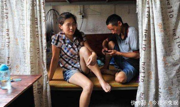 工地上的男女混寝，晚上夫妻不敢说话，只有一块遮羞布，毫无隐私