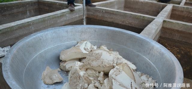 河南农民做红薯淀粉, 五斤红薯出一斤粉, 做成的