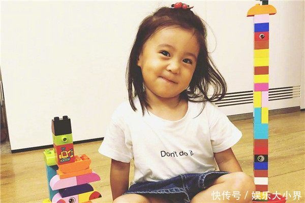 贾静雯晒照片,咘咘玩积木,波妞穿泳衣,网友从中