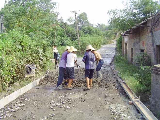 现在农村到处都在修路，你们当地修路需要村民出钱吗？