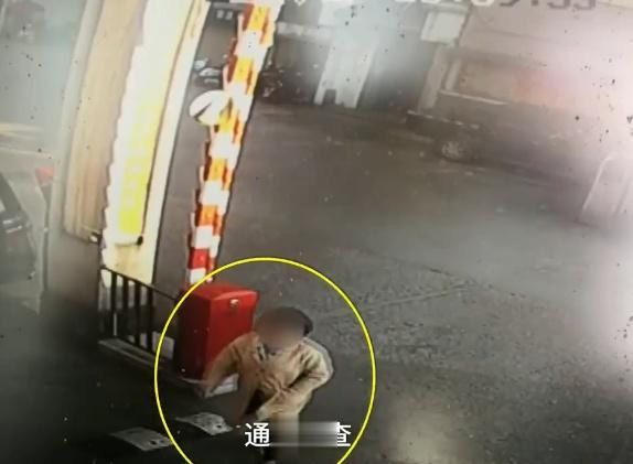 女子一个月偷走20件快递,被抓直言:没人管就随