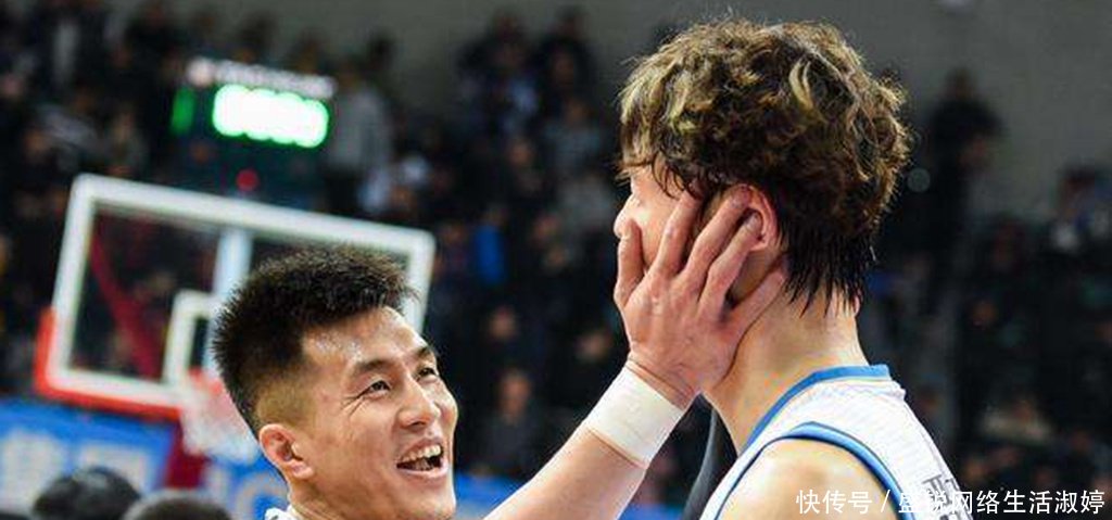 中国球员在篮球峰会一球成名!年薪达到千万,场