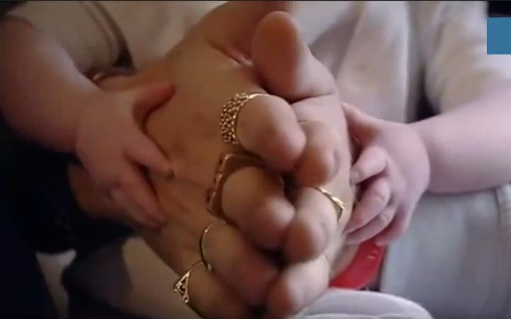 现实中的“拇指姑娘”,可以被父母“捧”在手心