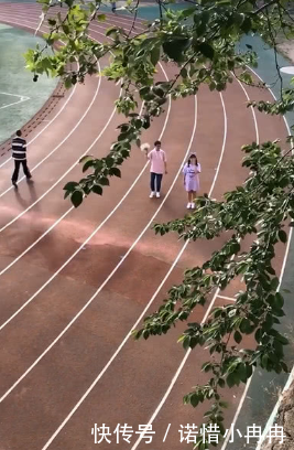 娘指责摄影师透过树叶拍照,根本看不清人脸,看