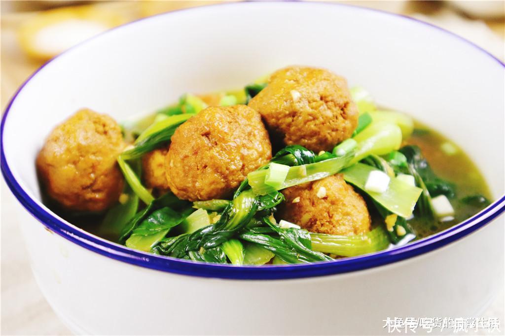 怎样做肉末豆腐丸子 t01961bf19f7cd59fde.jpg