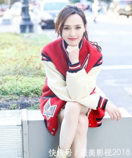 唐嫣穿搭很时尚, 小白鞋配上红豆袜子, 结了婚依