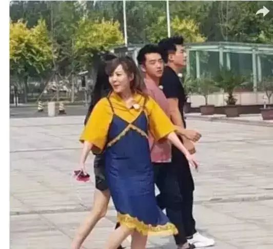 李金铭穿紧身裙上跑男, 实在是太紧身了, 走路迈