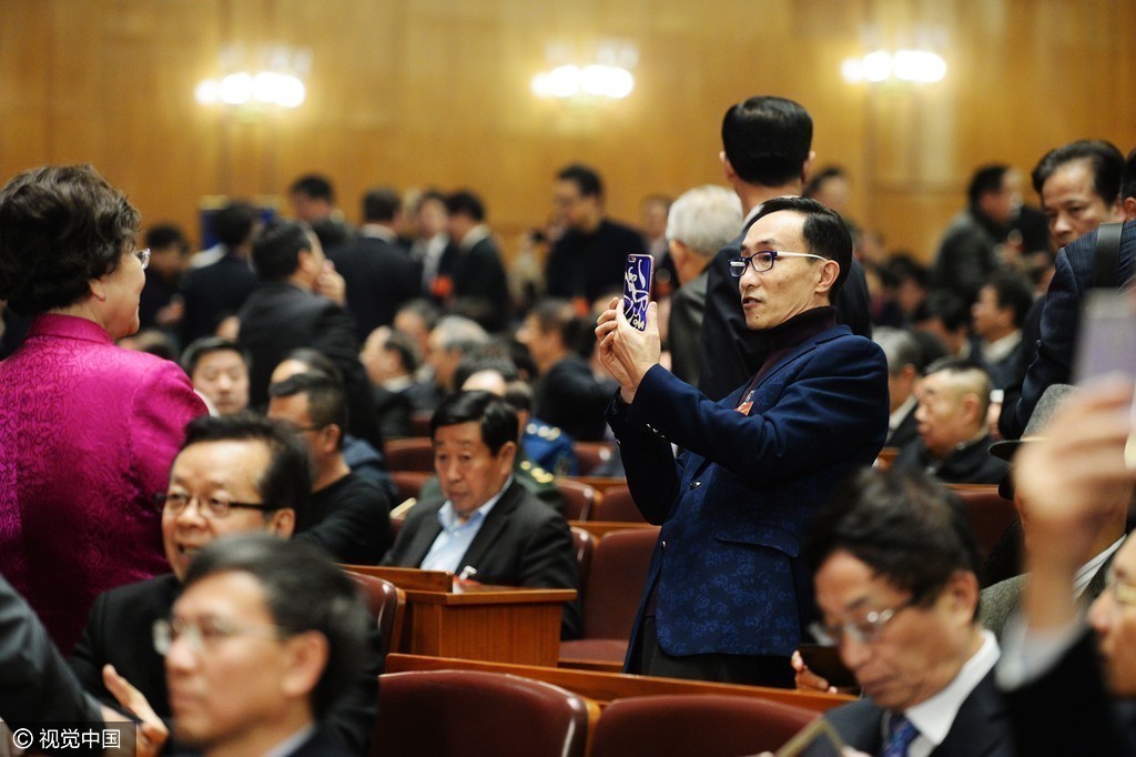 前锋:“特色中国”“明星议政” 前锋:“特色中国”“明星议政”