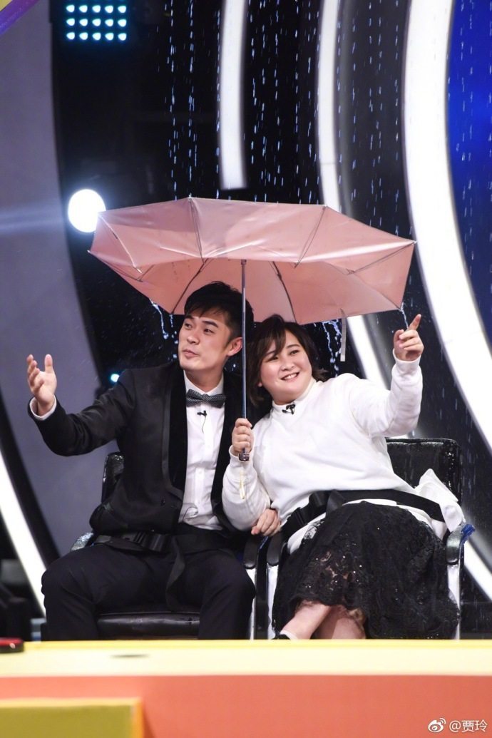 贾玲每次和其他明星合照都是又胖又土,唯独在