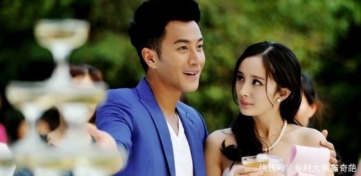 恺威离婚后首次同框,为公司新人录制祝福语,深