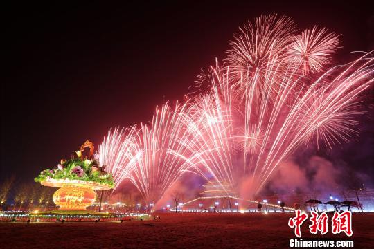 河北古城正定电子烟花秀让民众在爆竹声中找寻\"年味儿\"