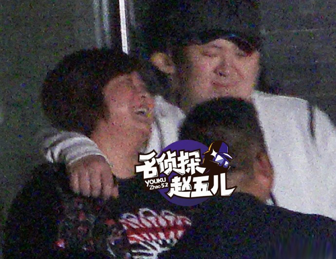 恋爱中的贾玲是这样的!与男友当街搂抱激吻